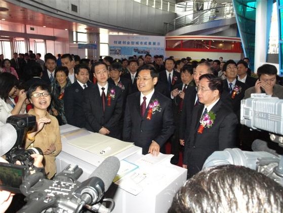 張小建會長與王儒林省長參觀中國就業(yè)促進(jìn)會·創(chuàng)業(yè)專委會展臺