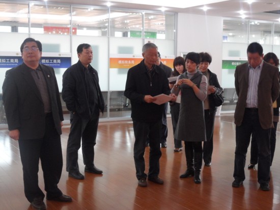 (左起一:王劍飚主任 左起三:陶克中副主委 左起四:郭云老師)